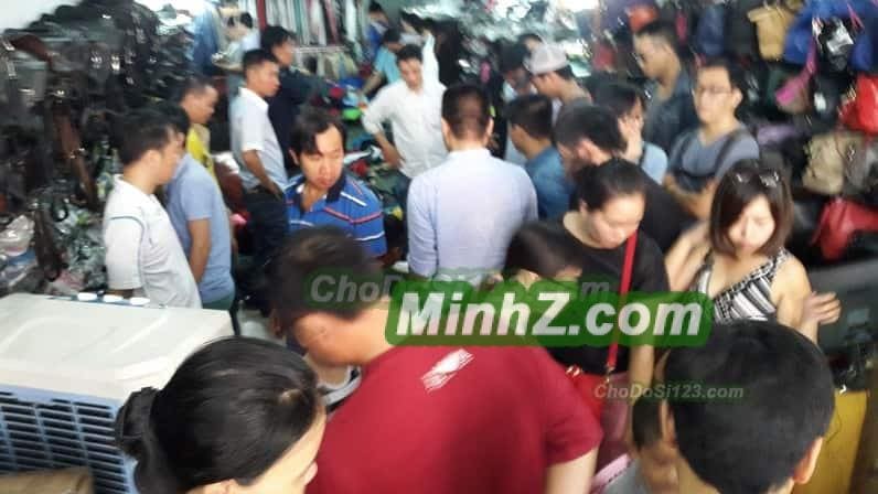 khach-den-chon-hang-sida-1